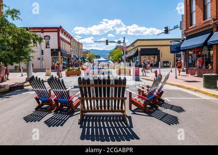 I turisti potranno godersi una giornata estiva a piedi solo sulla storica F Street; Salida; Colorado; USA Foto Stock