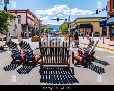 I turisti potranno godersi una giornata estiva a piedi solo sulla storica F Street; Salida; Colorado; USA Foto Stock