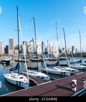 BROOKLYN, NY - 27 2020 AGOSTO: Barche dalla scuola di vela DI Brooklyn ONE°15 nel Brooklyn Bridge Park Marina, con lo skyline di Lower Manhattan i. Foto Stock