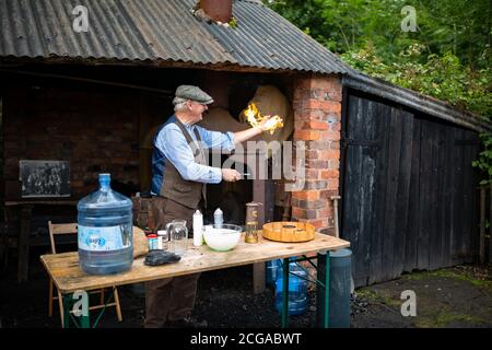 Uomo che dimostra la sicurezza dei gas nelle miniere al Black Country Living Museum, Regno Unito Foto Stock