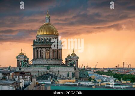 Vista sulla Cattedrale di Sant'Isacco, sulla città di San Pietroburgo, sulla Russia. Tempesta nuvole all'orizzonte, bellissimo paesaggio urbano in un tuono Foto Stock