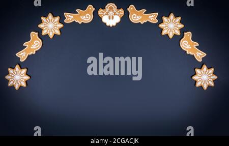 Biscotti di pan di zenzero con glassa reale su uno sfondo di lavagna, piatto Foto Stock