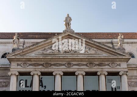 Splendida vista sul vecchio edificio storico della città del Teatro Nazionale nel centro di Lisbona, Portogallo Foto Stock