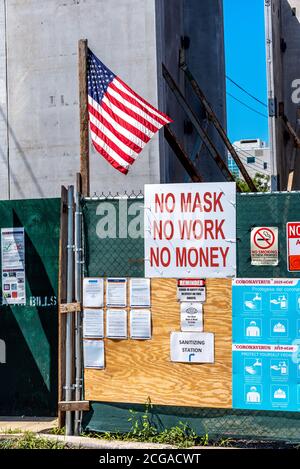 BROOKLYN, NY - 20 2020 AGOSTO: Un cartello all'ingresso di questo sito di costruzione di Red Hook, New York, incoraggia i lavoratori a seguire la guida di lavoro di Covid-19 Foto Stock