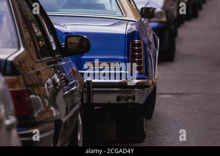 auto retro americana degli anni '70 sulla strada di la città Foto Stock