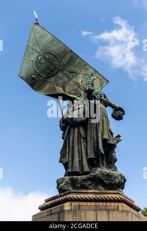 Splendida vista sul monumento storico centrale sulla piazza pubblica di Lisbona, Portogallo Foto Stock