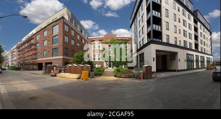 Una costruzione di un unico edificio storico di appartamenti circondato da più unità abitative Uptown contemporanee a Minneapolis, Minnesota Foto Stock