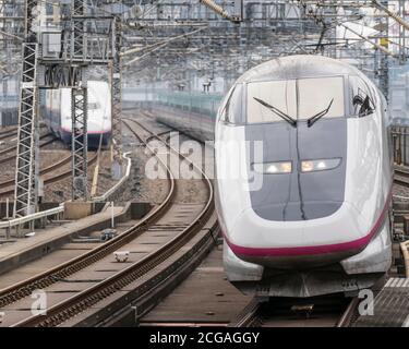 Un treno Shinkansen della Japan Rail East Serie E3 si avvicina alla stazione di Omiya a Saitama, Giappone. Foto Stock