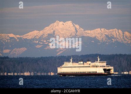 Washington state Ferry Boat, Puget Sound, Bainbridge Island e le montagne olimpiche innevate sul retro, vista da Seattle, Washington USA Foto Stock