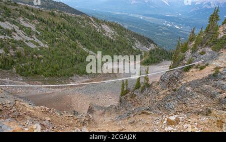 Ponte pedonale su una montagna sopra la città di Golden, British Columbia, Canada Foto Stock