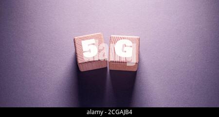 5G Parola scritta su cubi di legno Foto Stock