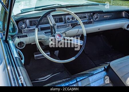 Savannah, GA / USA - 21 aprile 2018: 1961 Cadillac Serie 62 convertibile ad una fiera di auto a Savannah, Georgia. Foto Stock