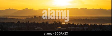 Bellevue Eastside City Sunrise Layers da Seattle Foto Stock