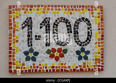 Casa numero mille cento (1100), tessere mosaico fatte a mano. Foto Stock