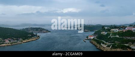 SANTIAGO DE CUBA, CUBA - CIRCA GENNAIO 2020: Vista panoramica di Cayo Granma e Santiago de Cuba Foto Stock