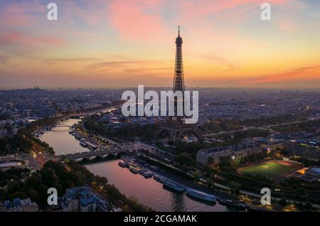 Sopra la Torre Eiffel aerea di Parigi e la Senna Foto Stock