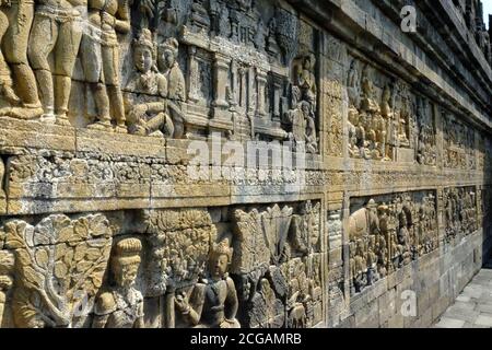 Yogyakarta Indonesia - le iscrizioni e le immagini delle pareti del tempio principale di Plaosan Foto Stock