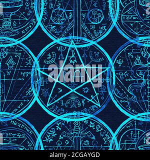 Motivo senza cuciture con sigillo magico, simboli fantasy e pentagramma su blu. Sfondo mistico per Halloween, concetto esoterico, gotico e occulto Foto Stock