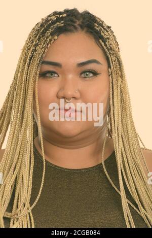 Faccia del grasso di giovane donna asiatica che indossa naso anello Foto Stock
