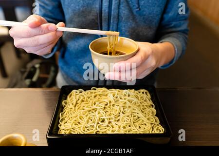 Donna che ama il noodle di soba giapponese Foto Stock