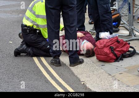 Londra, Regno Unito. 09 settembre 2020. Ufficiali di polizia detengono un manifestante che si era seduto in strada durante la dimostrazione.i manifestanti della ribellione estinzione in Piazza del Parlamento tentano di fermare il primo ministro britannico, Boris Johnson, che va da Downing Street al Parlamento sedendosi sulla strada esterna. Gli attivisti usano mezzi nonviolenti per esercitare pressione sui politici affinché attuino azioni per rallentare il cambiamento climatico. Credit: SOPA Images Limited/Alamy Live News Foto Stock