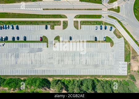 parcheggio in quartiere residenziale con posti vacanti. foto drone aereo che guarda verso il basso Foto Stock