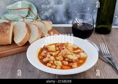 Piatto della cucina tipica di Madrid, Spagna. Mondongo a la espanola o cayos a la espanola. A base di trippa, carne, chorizo, ceci e patate Foto Stock