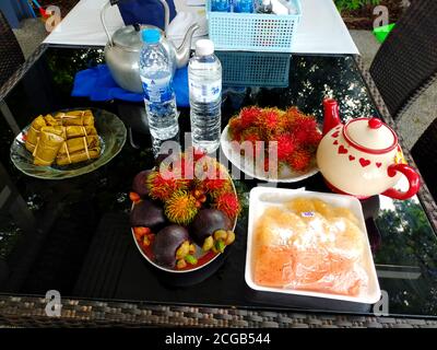 Rambutan, mangosteen, e pompelmo frutta sul tavolo Foto Stock