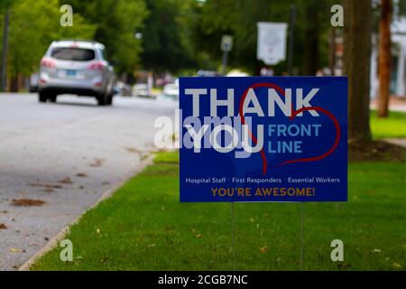 Chestertown, MD, USA 08/30/2020: Primo piano immagine di un cartello cantiere vicino alla strada che dice 'grazie' a tutti gli operatori sanitari di prima linea per il loro ef Foto Stock