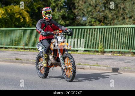 KTM Scrambler Bike No. 187, motociclista; trasporto a due ruote, motociclette, veicoli, strade, motociclette, motociclisti a Chorley, Regno Unito Foto Stock