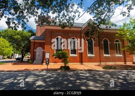 Chestertown, MD, USA 08/30/2020: Vista ravvicinata della chiesa episcopale di Emmanuel situata nel centro di Chestertown. Si tratta di uno storico mattone bu Foto Stock