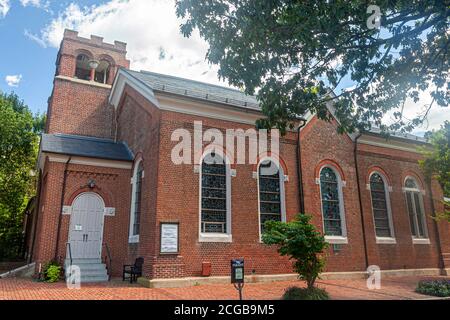 Chestertown, MD, USA 08/30/2020: Vista ravvicinata della chiesa episcopale di Emmanuel situata nel centro di Chestertown. Si tratta di uno storico mattone bu Foto Stock