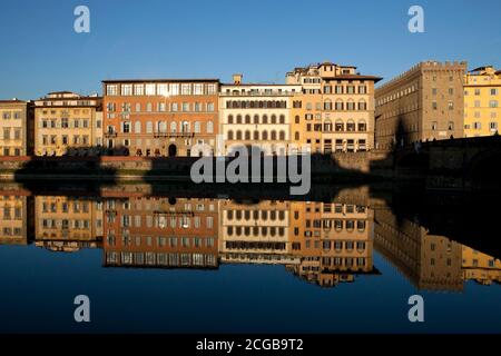 FIRENZE - Case lungo il fiume Arno Foto Stock