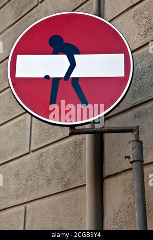 FIRENZE - Sticker sulle indicazioni stradali dell'artista di strada francese Clet Abrahams Foto Stock