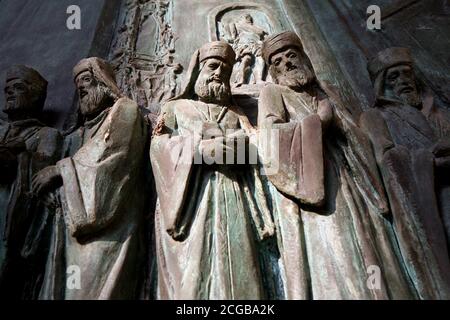ASSISI - statue di santi a Santa Maria degli Angeli chiesa Foto Stock