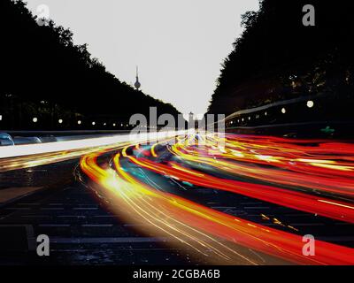 Berlino, Germania. 31 dicembre 2018. I veicoli girano sulla Straße des 17. (Esposizione lunga) Credit: Paul Zinken/dpa-Zentralbild/dpa/Alamy Live News Foto Stock