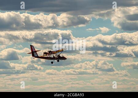 Rock Hall, MD 08/30/2020: Un aereo ad elica a doppia ala fissa con motore a cabina aperta dotato di motore Rotax 912S sta scivolando sulla baia di Chesapeake su un pa Foto Stock