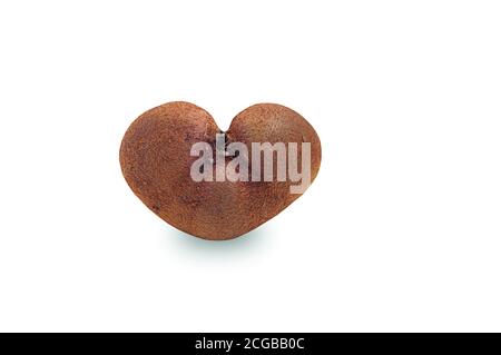 Frutto kiwi a forma di cuore su sfondo bianco Foto Stock
