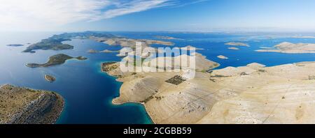 Vista panoramica aerea del parco nazionale di Kornati, Croazia. Immagine ad alta risoluzione con visualizzazione extra wide Foto Stock