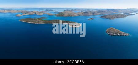 Vista panoramica aerea del parco nazionale di Kornati, Croazia. Immagine ad alta risoluzione con visualizzazione extra wide Foto Stock