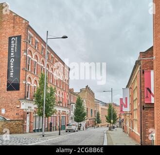 Teatro reale + Teatro dell'Opera con il teatro Derngate (a sinistra) di fronte al Museo e Galleria d'Arte su Guildhall Road nel quartiere culturale, Northampto Foto Stock