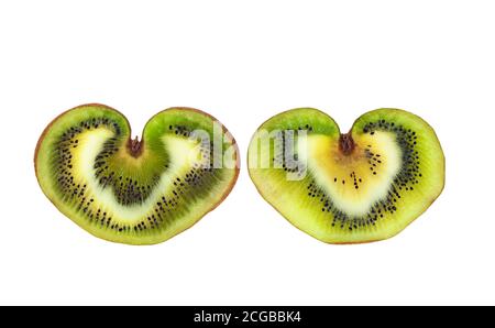 Kiwi frutta nella forma di un cuore su un sfondo bianco Foto Stock