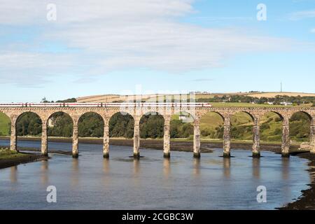 TRENO LNER Azuma che attraversa il Royal Border Bridge sul fiume Tweed, Berwick Upon Tweed, Northumberland, Inghilterra, Regno Unito Foto Stock