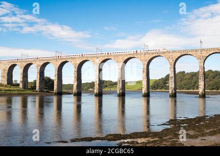 TRENO LNER Azuma che attraversa il Royal Border Bridge sul fiume Tweed, Berwick Upon Tweed, Northumberland, Inghilterra, Regno Unito Foto Stock