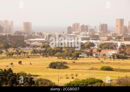 Edifici del centro di Durban come mostrato da berea con golf corso in primo piano Foto Stock