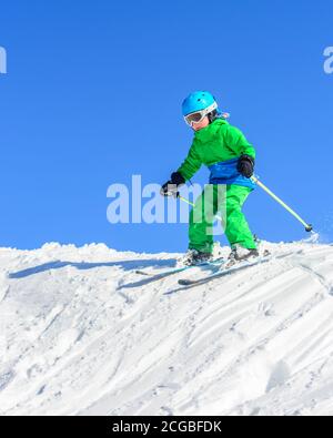 I piccoli sciatori imparano a sciare su una pista ben preparata e si divertono molto. Foto Stock