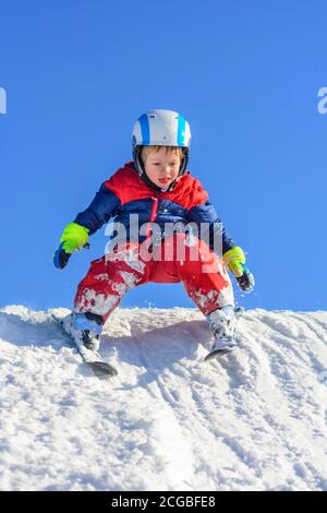 I piccoli sciatori imparano a sciare su una pista ben preparata e si divertono molto. Foto Stock