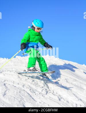 I piccoli sciatori imparano a sciare su una pista ben preparata e si divertono molto. Foto Stock