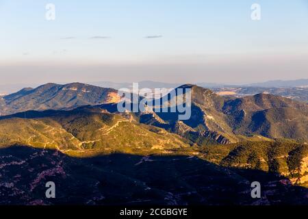 Sera in montagna, il sole illumina le cime, e le pianure sono già all'ombra. Spagna Foto Stock