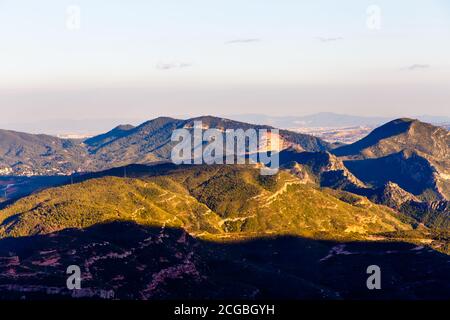 Sera in montagna, il sole illumina le cime, e le pianure sono già all'ombra. Spagna Foto Stock